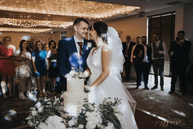 wedding cake two layers.png